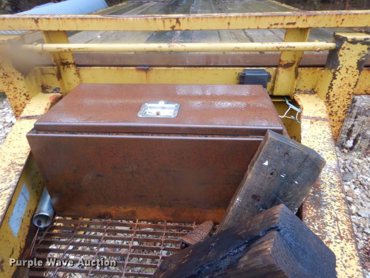 image for item FF9037 2006 Lamar utility trailer