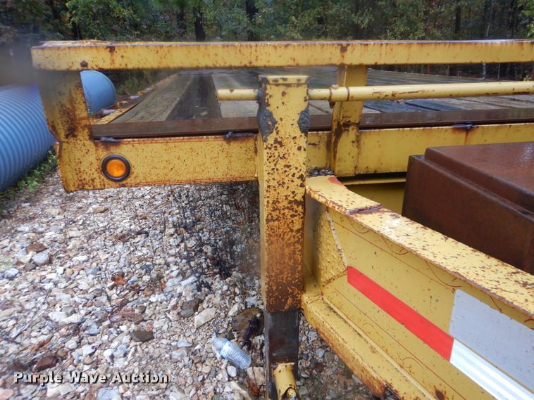 image for item FF9037 2006 Lamar utility trailer