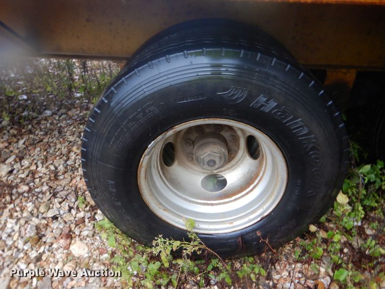 image for item FF9037 2006 Lamar utility trailer