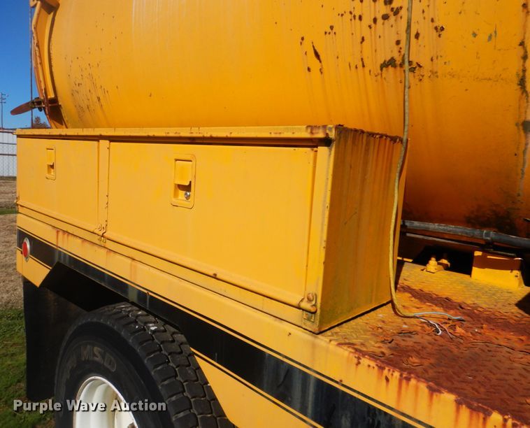 image for item FF9077 1992 Ford L8000 sewer jetter truck