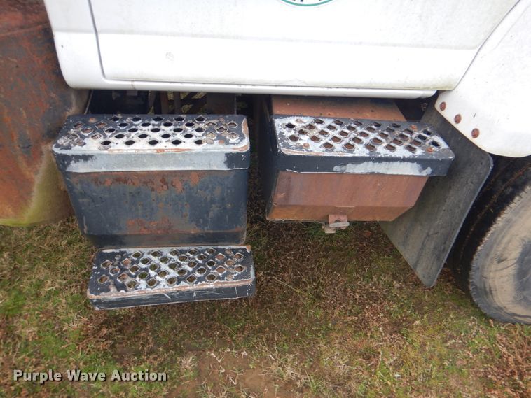 image for item FF9079 2004 Chevrolet C7500 dump truck