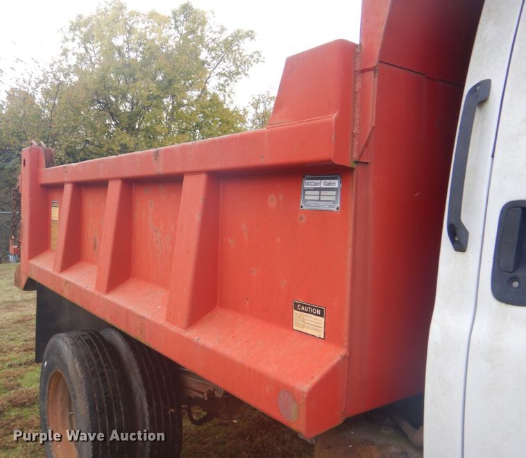 image for item FF9079 2004 Chevrolet C7500 dump truck