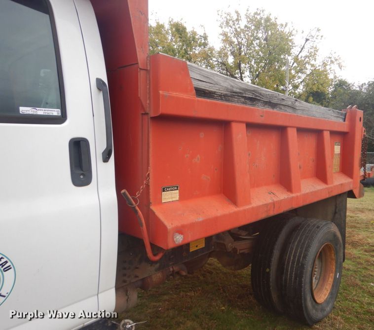 image for item FF9079 2004 Chevrolet C7500 dump truck