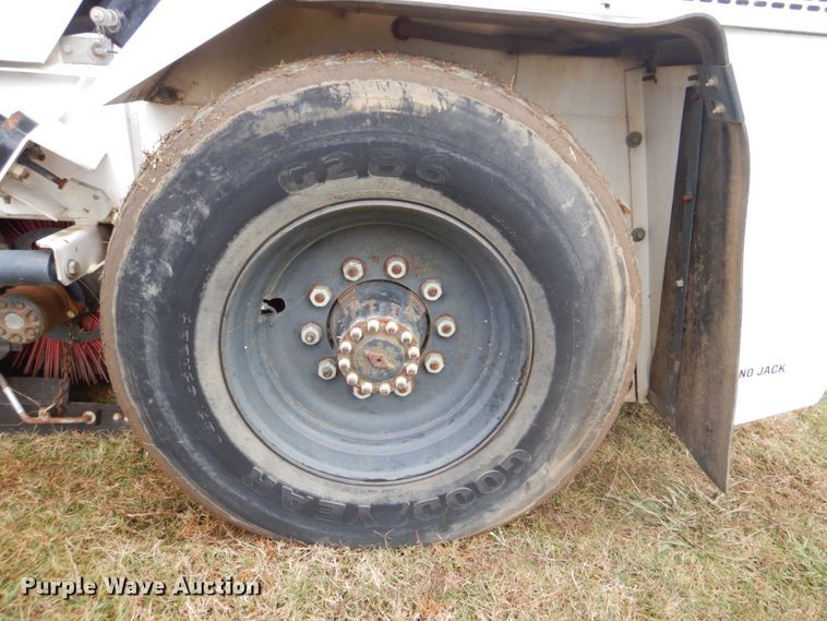 image for item FF9082 2007 Allianz 4000 street sweeper