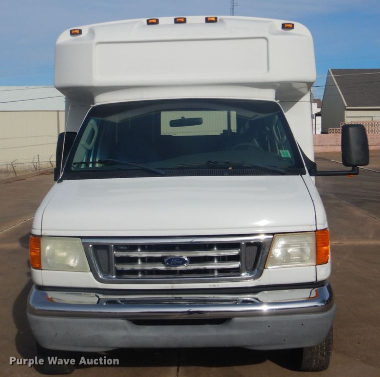 image for item FF9172 2006 Ford Econoline E450 shuttle bus