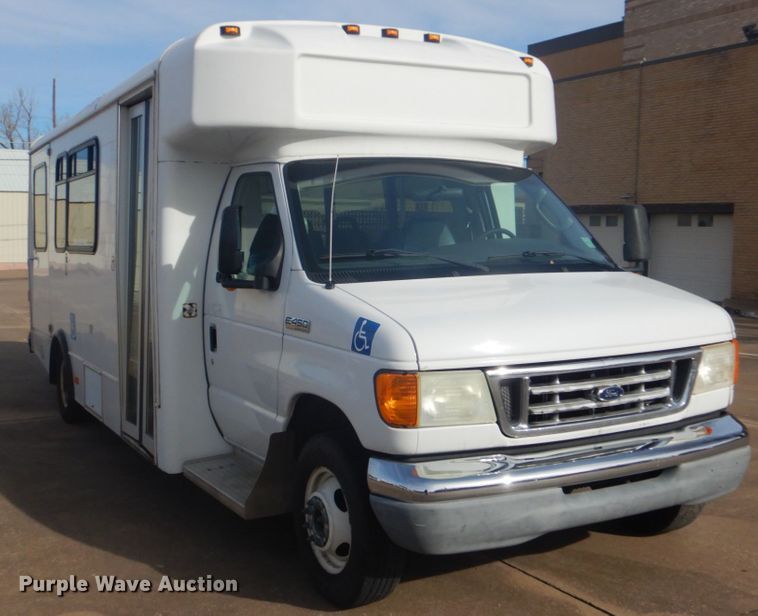 image for item FF9172 2006 Ford Econoline E450 shuttle bus