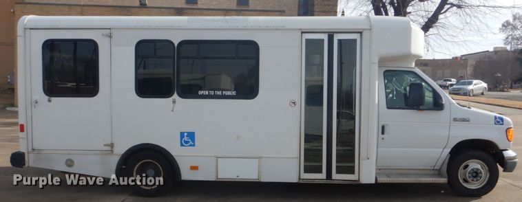 image for item FF9172 2006 Ford Econoline E450 shuttle bus