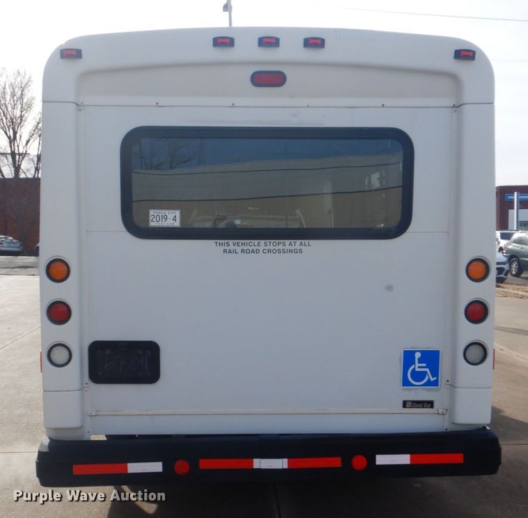 image for item FF9172 2006 Ford Econoline E450 shuttle bus