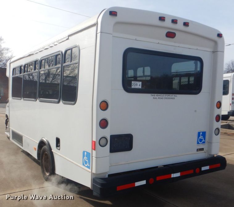 image for item FF9172 2006 Ford Econoline E450 shuttle bus