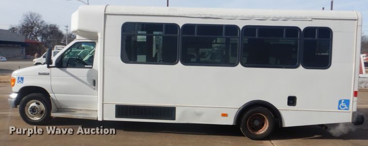 image for item FF9172 2006 Ford Econoline E450 shuttle bus