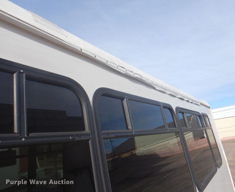 image for item FF9172 2006 Ford Econoline E450 shuttle bus