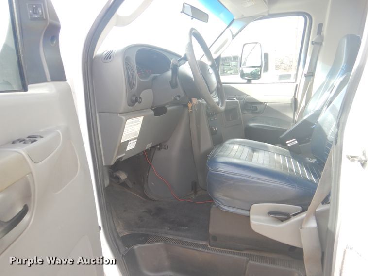 image for item FF9172 2006 Ford Econoline E450 shuttle bus
