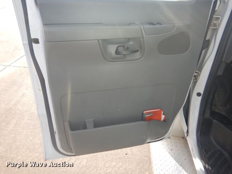 image for item FF9172 2006 Ford Econoline E450 shuttle bus