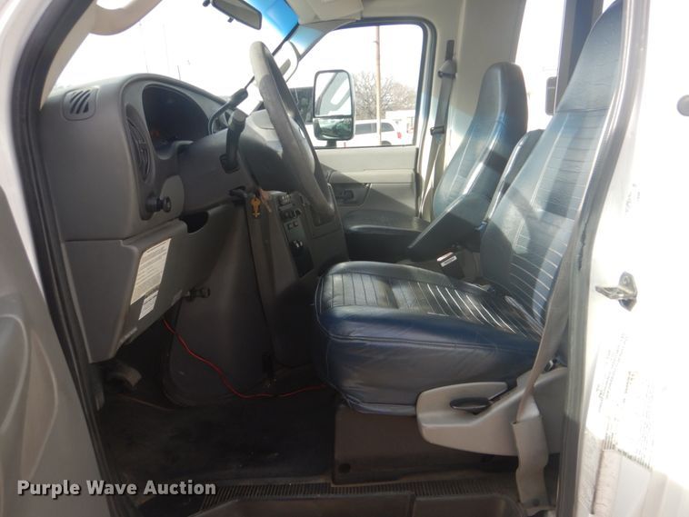 image for item FF9172 2006 Ford Econoline E450 shuttle bus