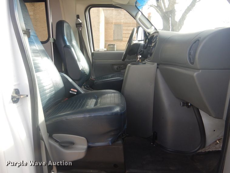 image for item FF9172 2006 Ford Econoline E450 shuttle bus