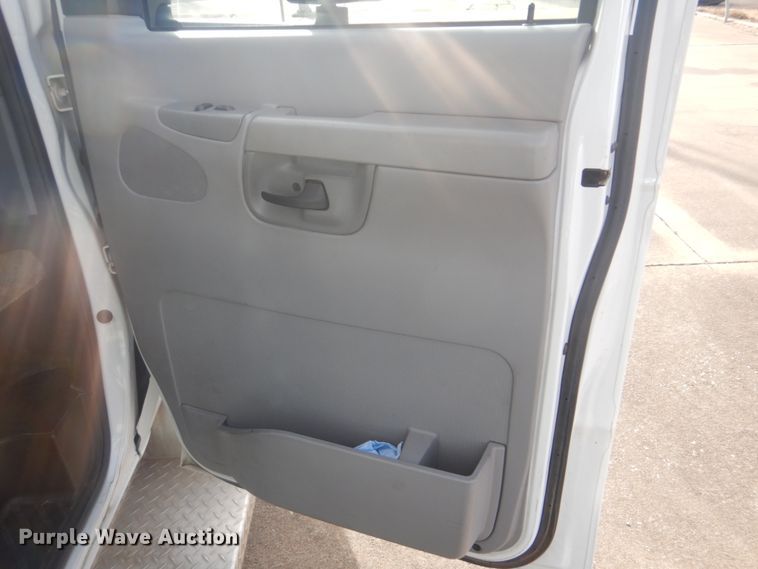 image for item FF9172 2006 Ford Econoline E450 shuttle bus