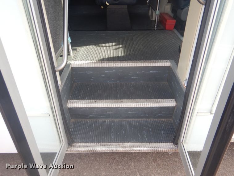 image for item FF9172 2006 Ford Econoline E450 shuttle bus