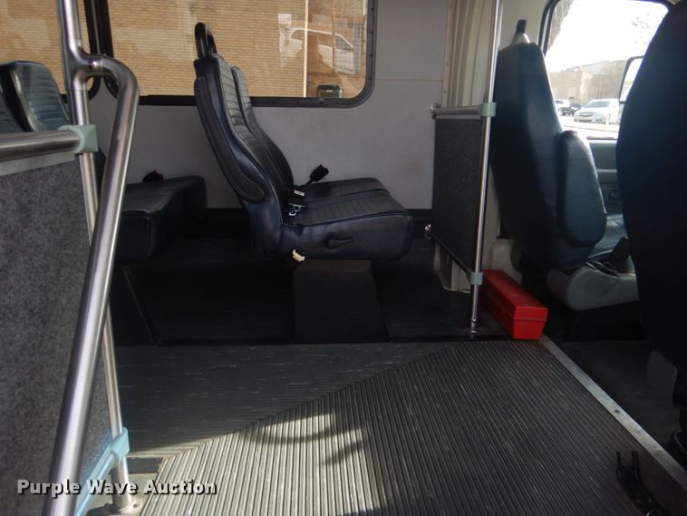 image for item FF9172 2006 Ford Econoline E450 shuttle bus