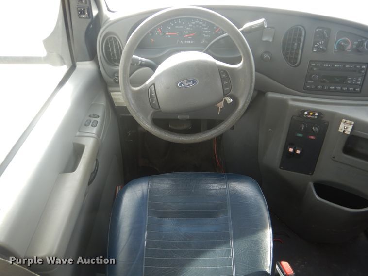 image for item FF9172 2006 Ford Econoline E450 shuttle bus