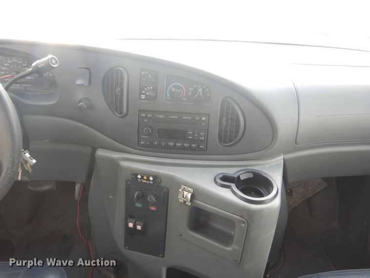 image for item FF9172 2006 Ford Econoline E450 shuttle bus