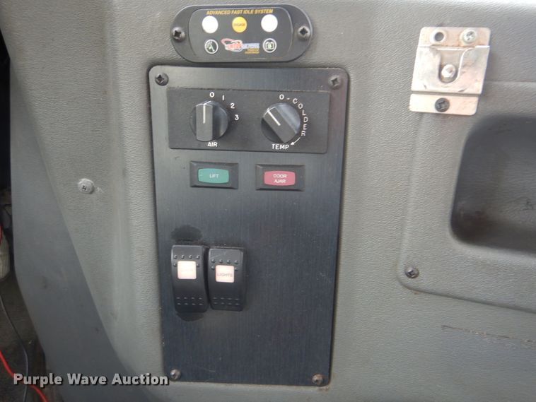 image for item FF9172 2006 Ford Econoline E450 shuttle bus