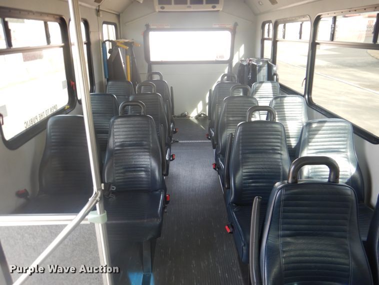 image for item FF9172 2006 Ford Econoline E450 shuttle bus