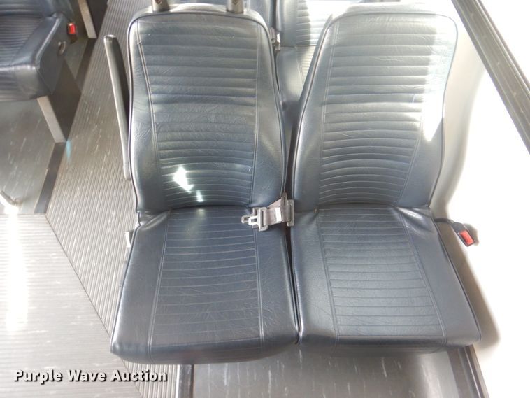 image for item FF9172 2006 Ford Econoline E450 shuttle bus