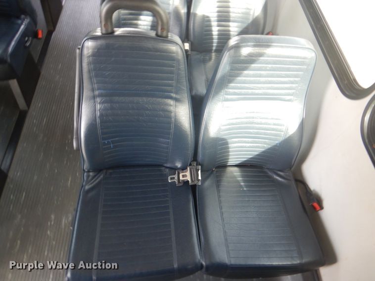 image for item FF9172 2006 Ford Econoline E450 shuttle bus