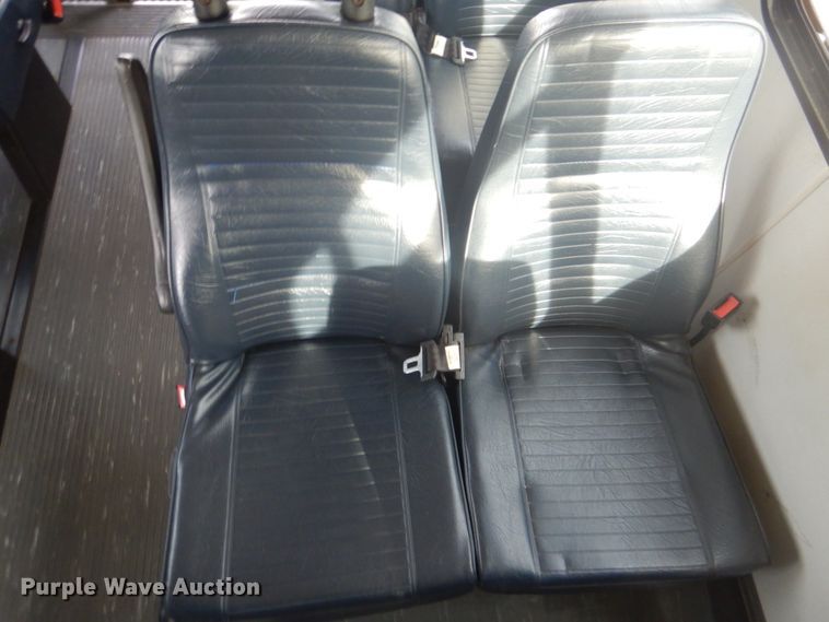 image for item FF9172 2006 Ford Econoline E450 shuttle bus