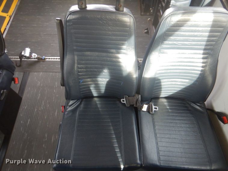 image for item FF9172 2006 Ford Econoline E450 shuttle bus