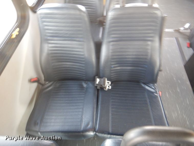 image for item FF9172 2006 Ford Econoline E450 shuttle bus