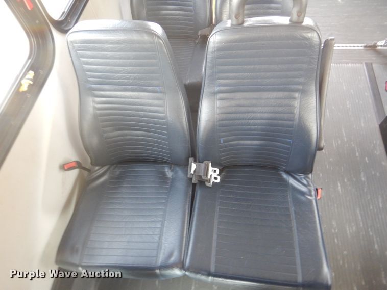 image for item FF9172 2006 Ford Econoline E450 shuttle bus