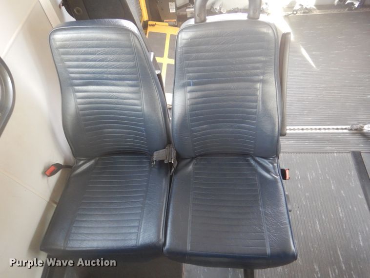 image for item FF9172 2006 Ford Econoline E450 shuttle bus