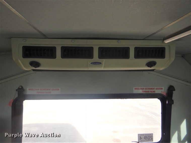 image for item FF9172 2006 Ford Econoline E450 shuttle bus