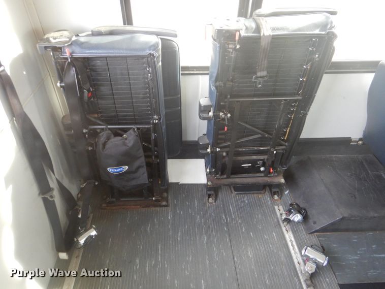 image for item FF9172 2006 Ford Econoline E450 shuttle bus