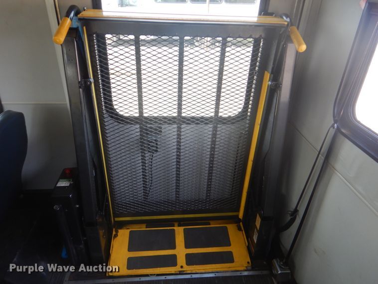 image for item FF9172 2006 Ford Econoline E450 shuttle bus