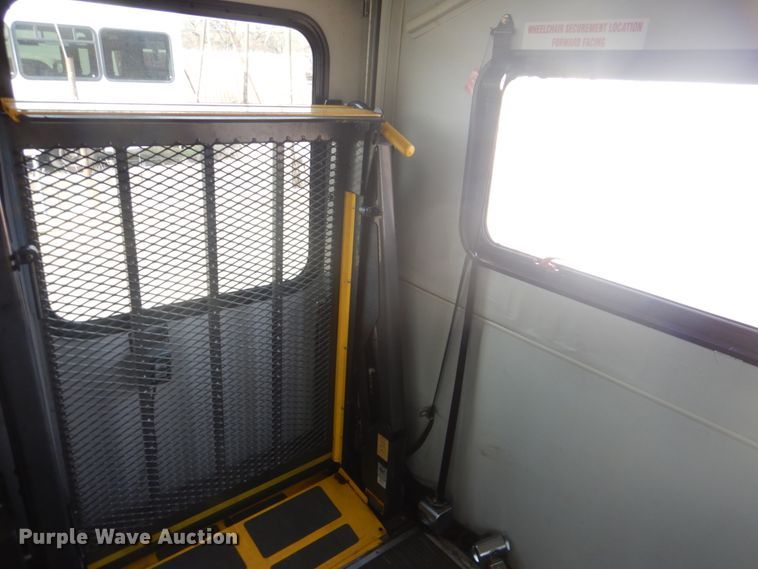 image for item FF9172 2006 Ford Econoline E450 shuttle bus