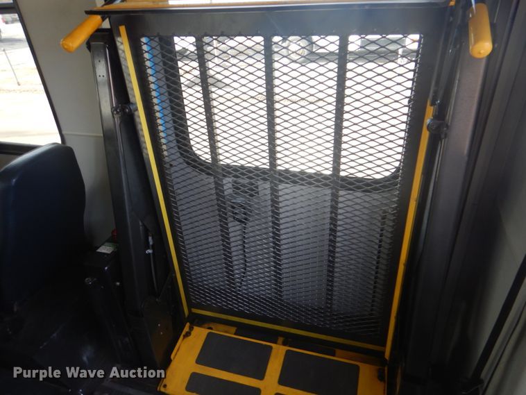 image for item FF9172 2006 Ford Econoline E450 shuttle bus