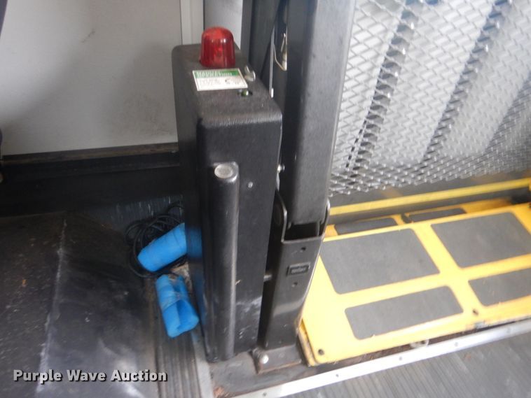 image for item FF9172 2006 Ford Econoline E450 shuttle bus