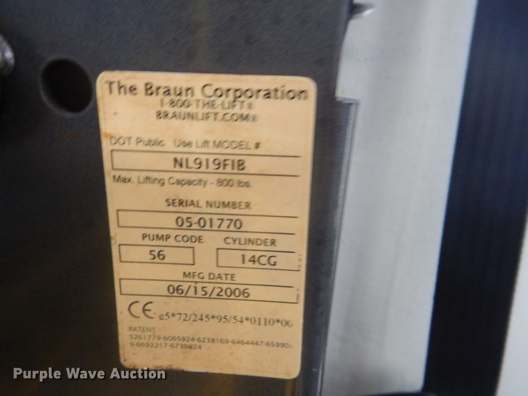 image for item FF9172 2006 Ford Econoline E450 shuttle bus