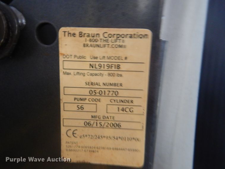 image for item FF9172 2006 Ford Econoline E450 shuttle bus