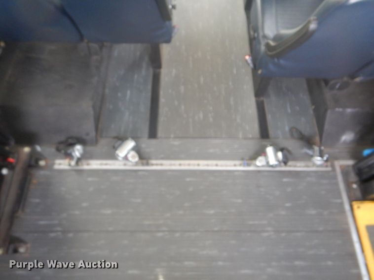 image for item FF9172 2006 Ford Econoline E450 shuttle bus