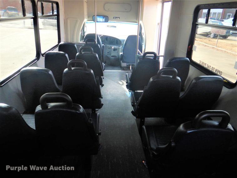 image for item FF9172 2006 Ford Econoline E450 shuttle bus