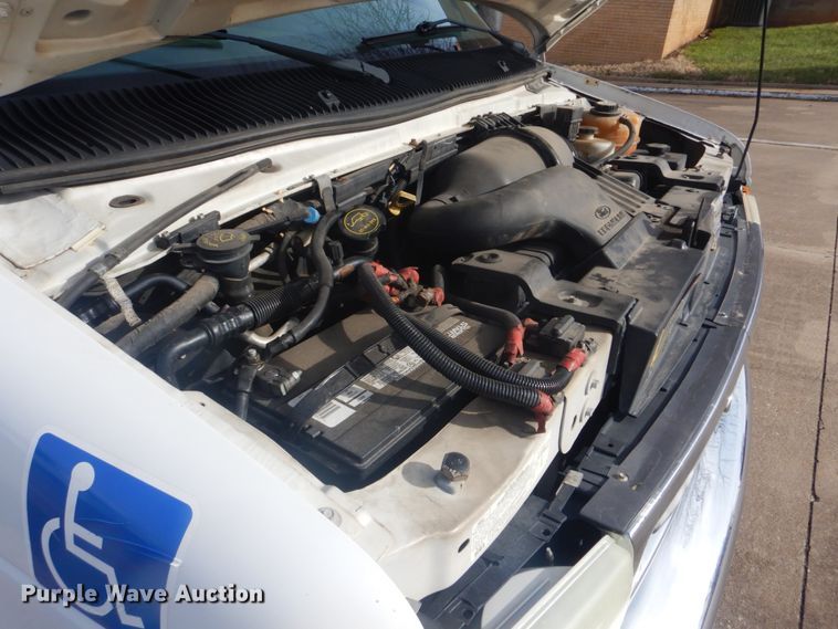 image for item FF9172 2006 Ford Econoline E450 shuttle bus