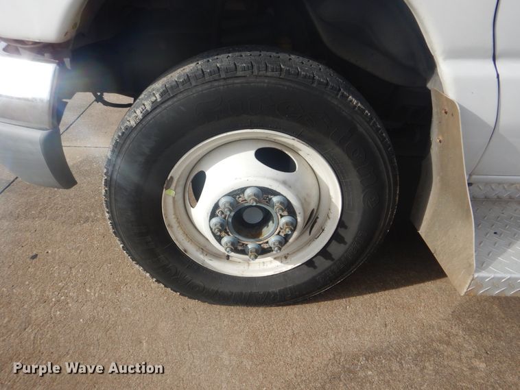 image for item FF9172 2006 Ford Econoline E450 shuttle bus