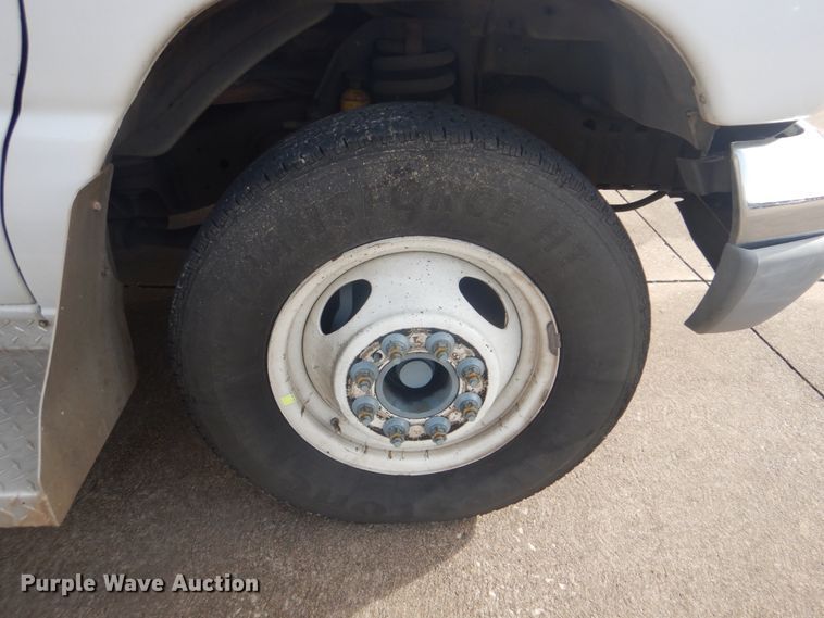 image for item FF9172 2006 Ford Econoline E450 shuttle bus