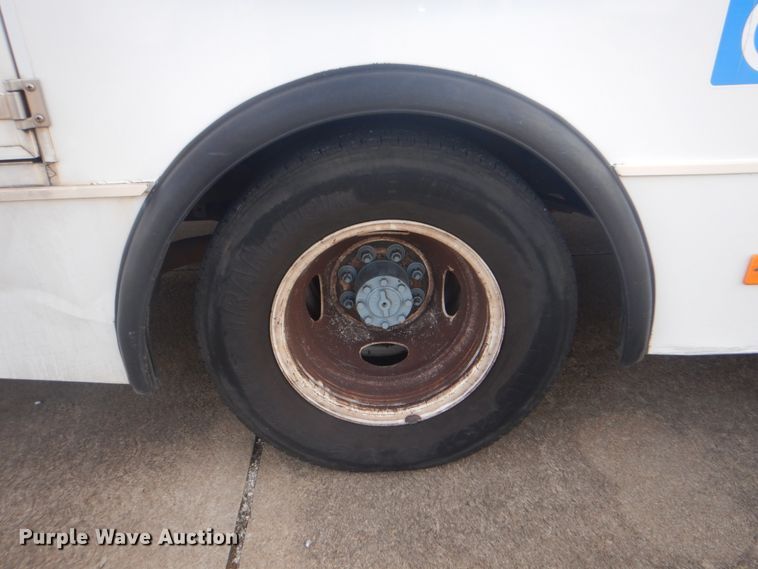 image for item FF9172 2006 Ford Econoline E450 shuttle bus