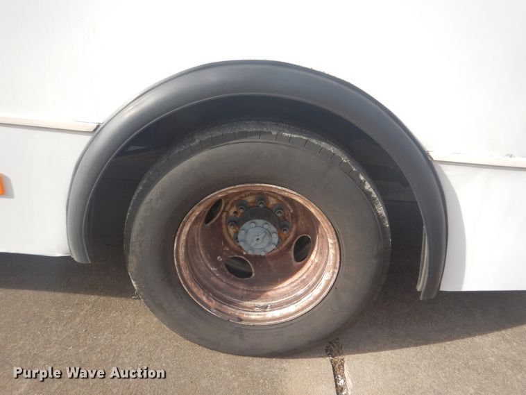 image for item FF9172 2006 Ford Econoline E450 shuttle bus