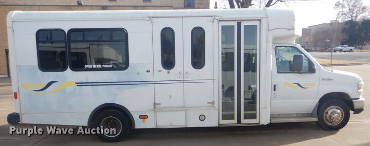 image for item FF9173 2009 Ford Econoline E450 shuttle bus