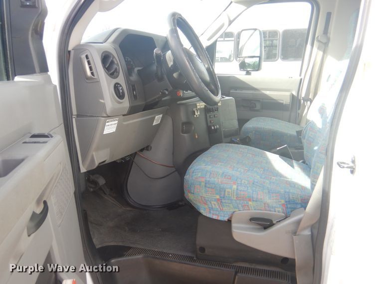 image for item FF9173 2009 Ford Econoline E450 shuttle bus